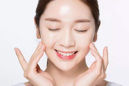 化妆水的正确使用方法是什么？