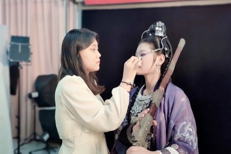 想学习化妆，该如何选择化妆培训学校？