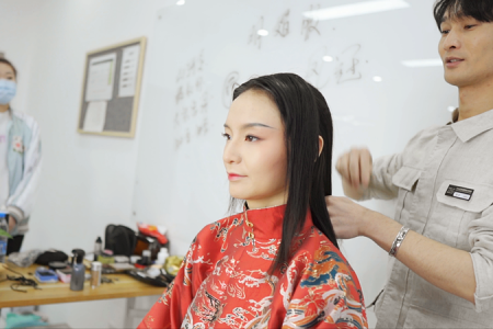 化妆师好找工作吗？