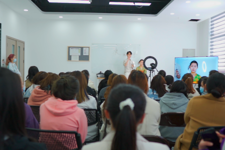 年龄小没学历，学化妆怎么样