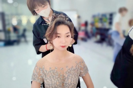 化妆学校：油性皮肤如何摆脱脱妆尴尬？
