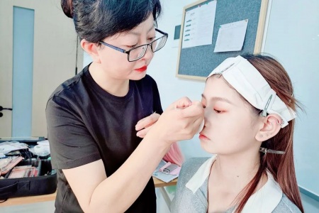 没有好的学历，已经工作的可以去学化妆吗？
