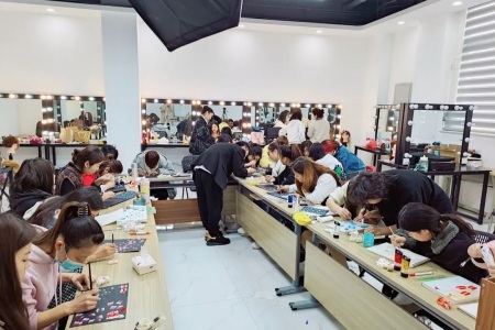 在学校学完化妆就是一名合格的化妆师了吗？
