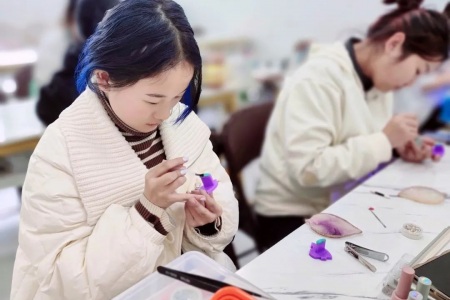 学化妆去哪里学好？自学和去学校学习的区别